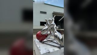 Die verspiegelte Bowlingskulptur aus Edelstahl fängt den dynamischen Moment lebendig ein