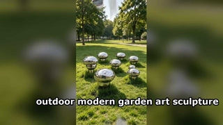 Diese Gruppe von Spiegelpilzskulpturen, die in das Gesetz eingebettet sind, sorgt für ein modernes künstlerisches Ambiente
