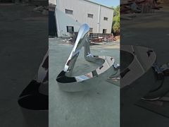 Diese abstrakte, stromlinienförmige Edelstahlskulptur verfügt über eine Hochglanzpolitur auf höchstem Niveau