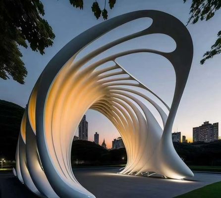 316L Edelstahl Outdoor Metallskulptur mit weißem Einbrennlack und 4,5 Meter Länge für moderne Kunstdekoration